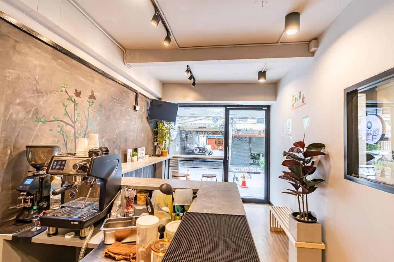 Snoozzze Hostel ใกล้รถไฟฟ้า ย่านบางรัก (Adults Only) Bangkok Kültér fotó