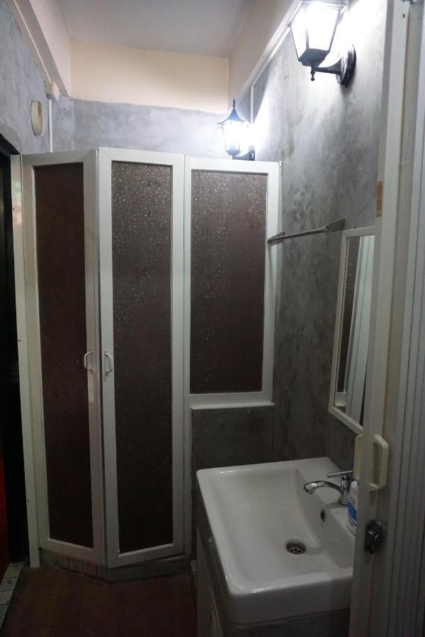 Snoozzze Hostel ใกล้รถไฟฟ้า ย่านบางรัก (Adults Only) Bangkok Kültér fotó
