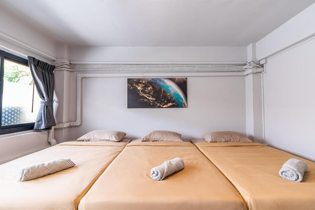 Snoozzze Hostel ใกล้รถไฟฟ้า ย่านบางรัก (Adults Only) Bangkok Kültér fotó