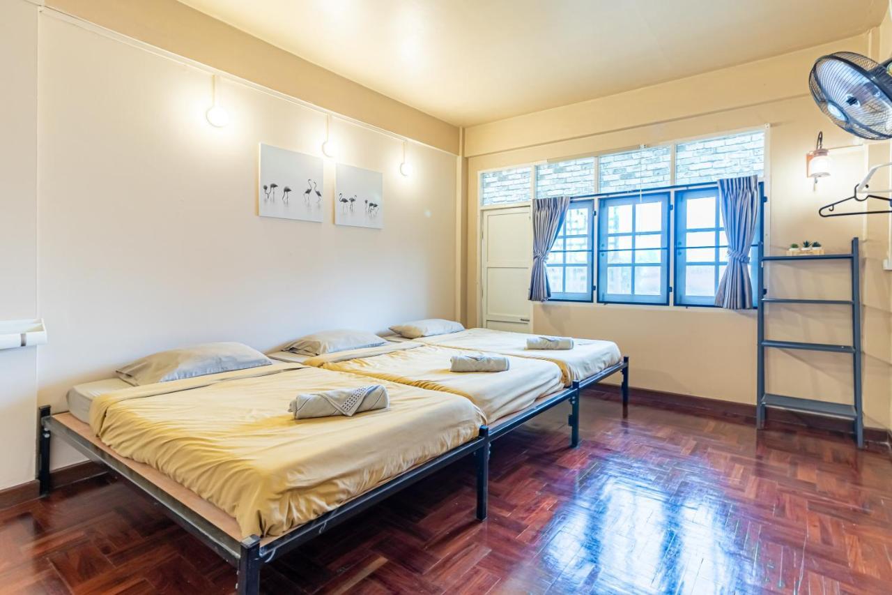 Snoozzze Hostel ใกล้รถไฟฟ้า ย่านบางรัก (Adults Only) Bangkok Kültér fotó