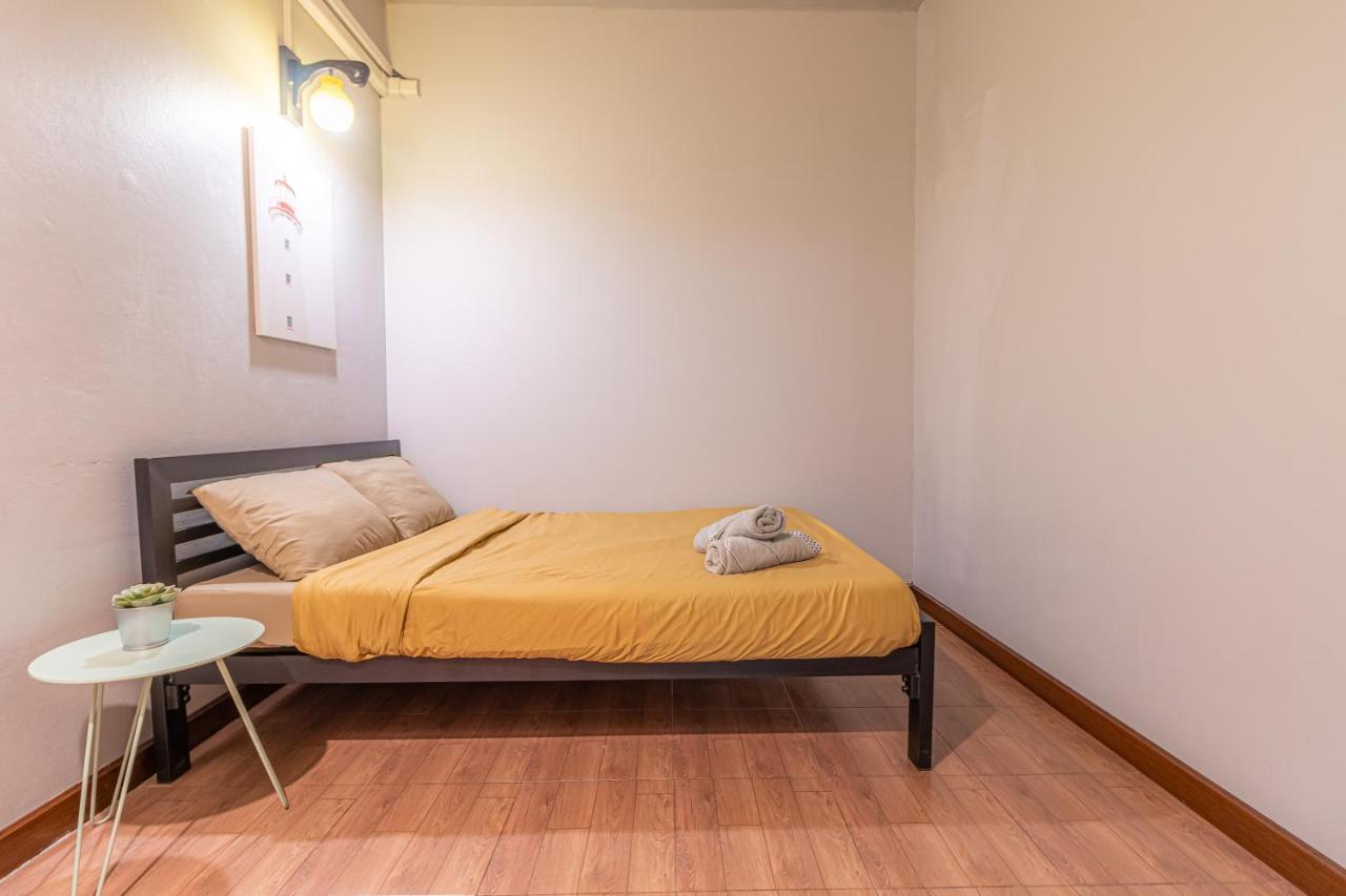 Snoozzze Hostel ใกล้รถไฟฟ้า ย่านบางรัก (Adults Only) Bangkok Kültér fotó