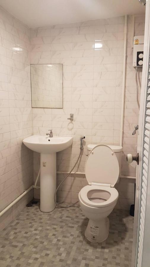 Snoozzze Hostel ใกล้รถไฟฟ้า ย่านบางรัก (Adults Only) Bangkok Kültér fotó